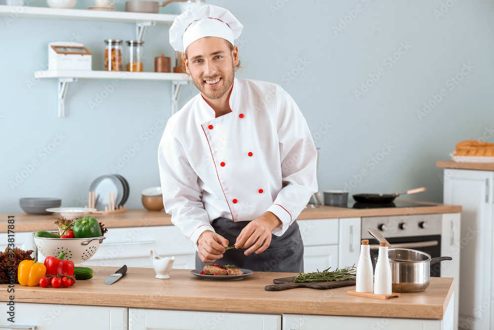 男厨师在厨房做饭