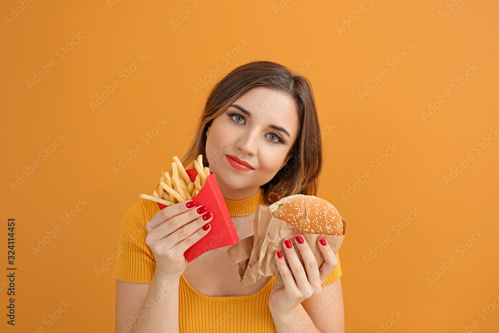 美丽年轻女子的肖像，背景是汉堡和薯条