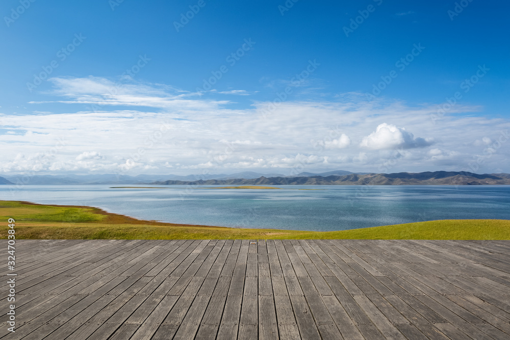 木地板高原湖景