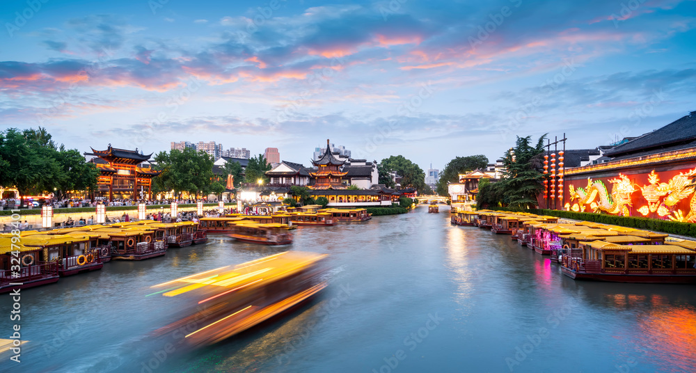 南京夫子庙秦淮河古建筑夜景。