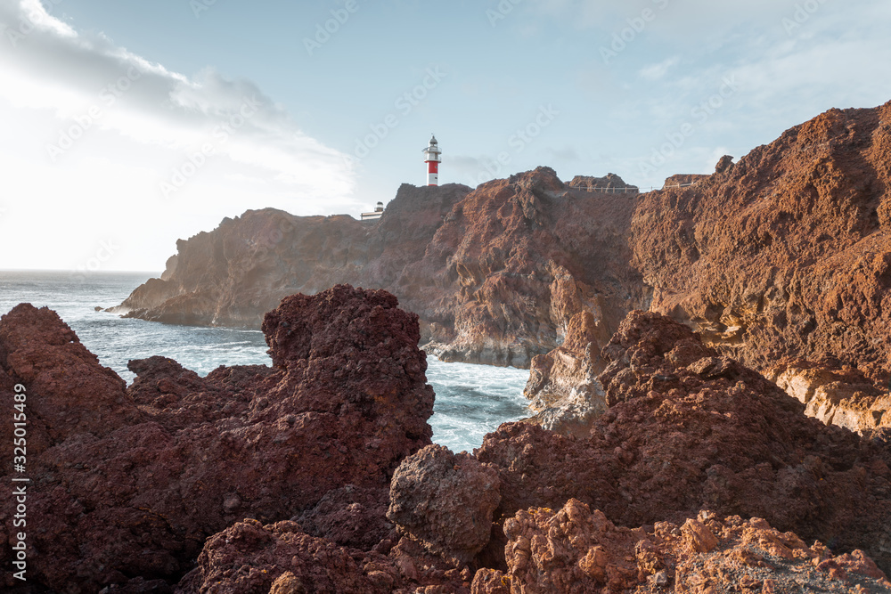 日落时，岩石海岸上美丽的风景，灯塔和波浪般的海洋
1124127854,Mariazell火车站