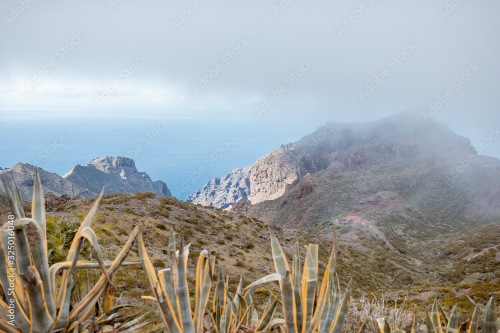 特内里费岛，岩石山上的美丽景观，云层下的背景是海洋