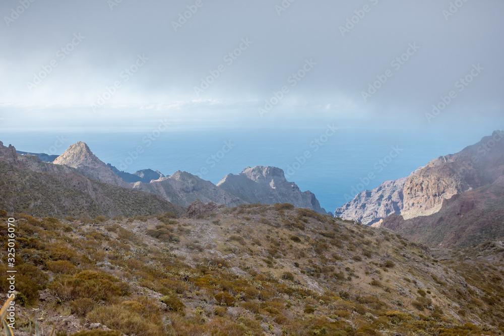 特内里费岛，岩石山上的美丽景观，云层下的背景是海洋