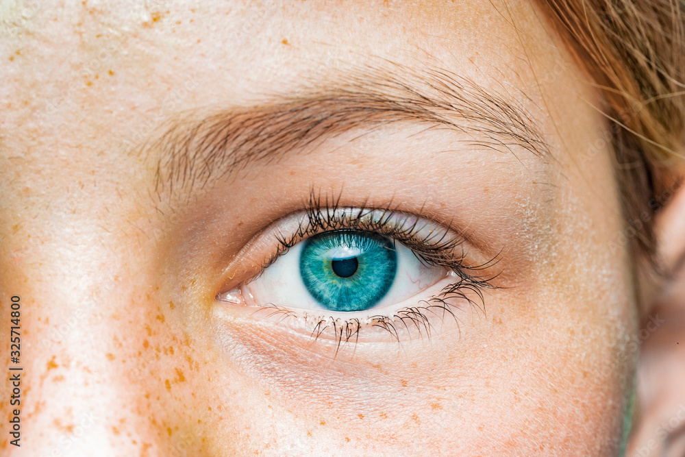 Nahaufnahme eines weiblichen Auges mit blauer Iris