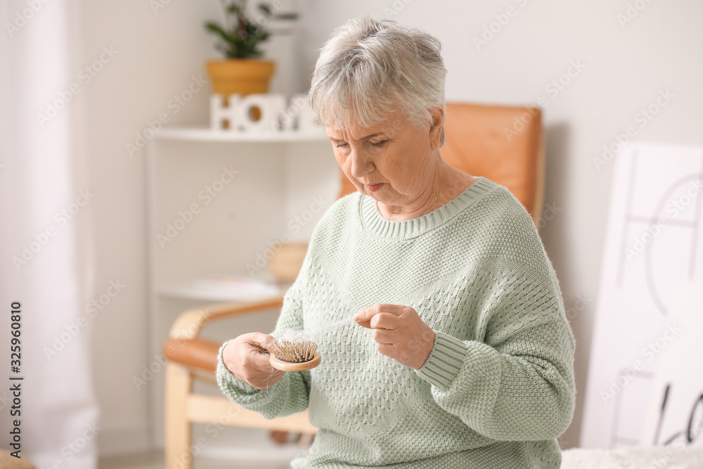 家中有脱发问题的老年妇女