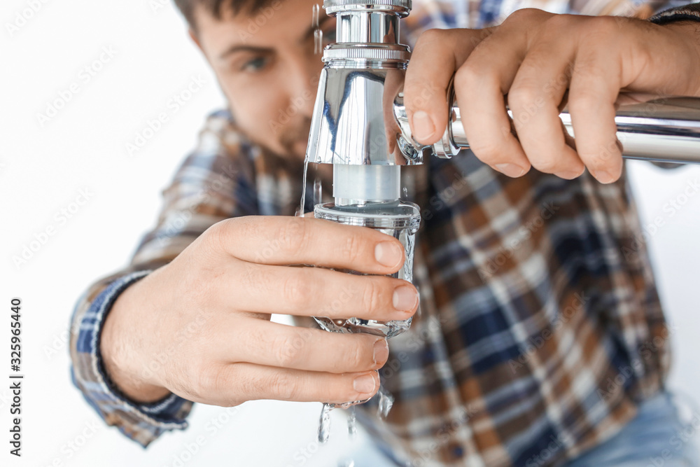 水管工连接浴室水槽管道