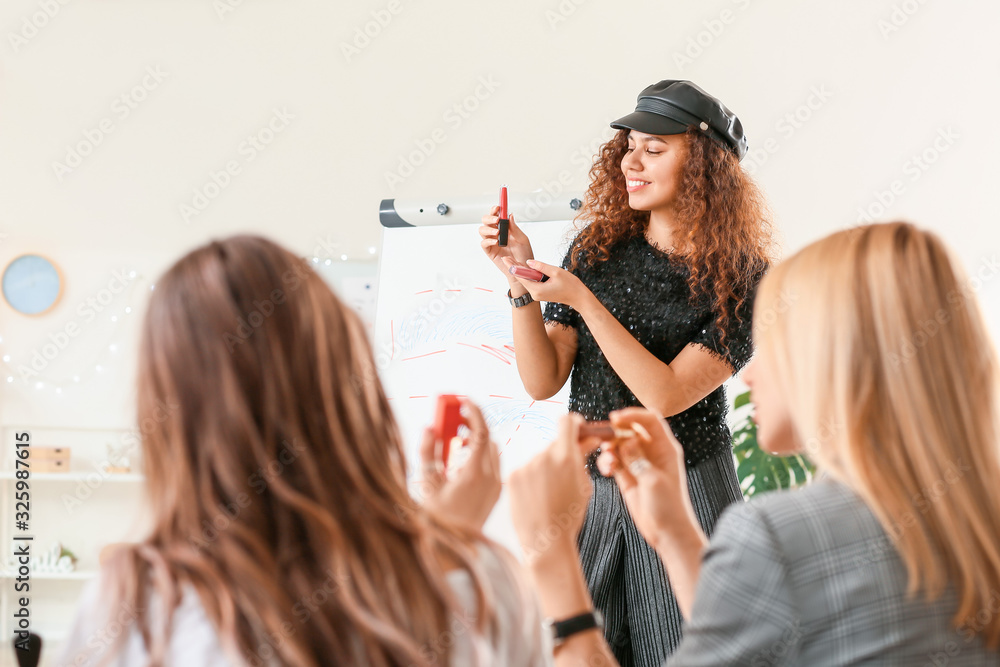 年轻女子在化妆学校教学生