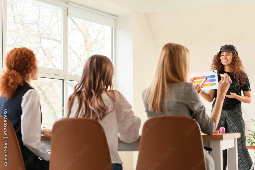 年轻女子在化妆学校教学生