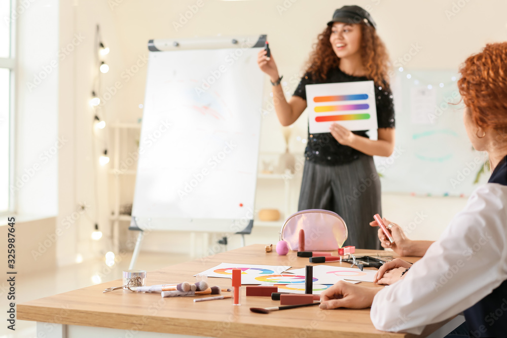 年轻女子在化妆学校教学生