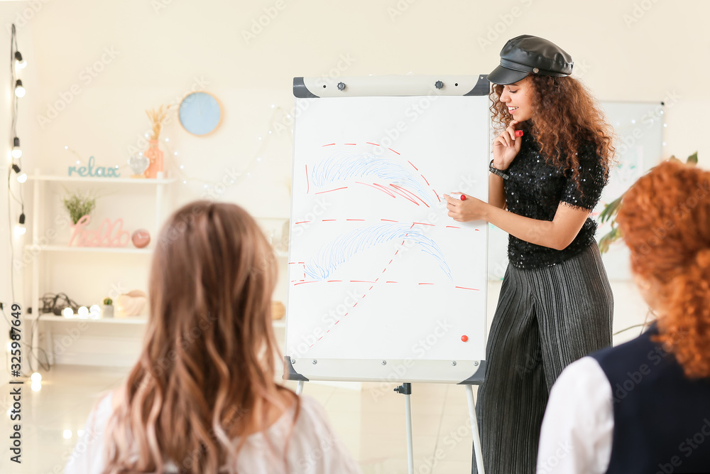 年轻女子在化妆学校教学生