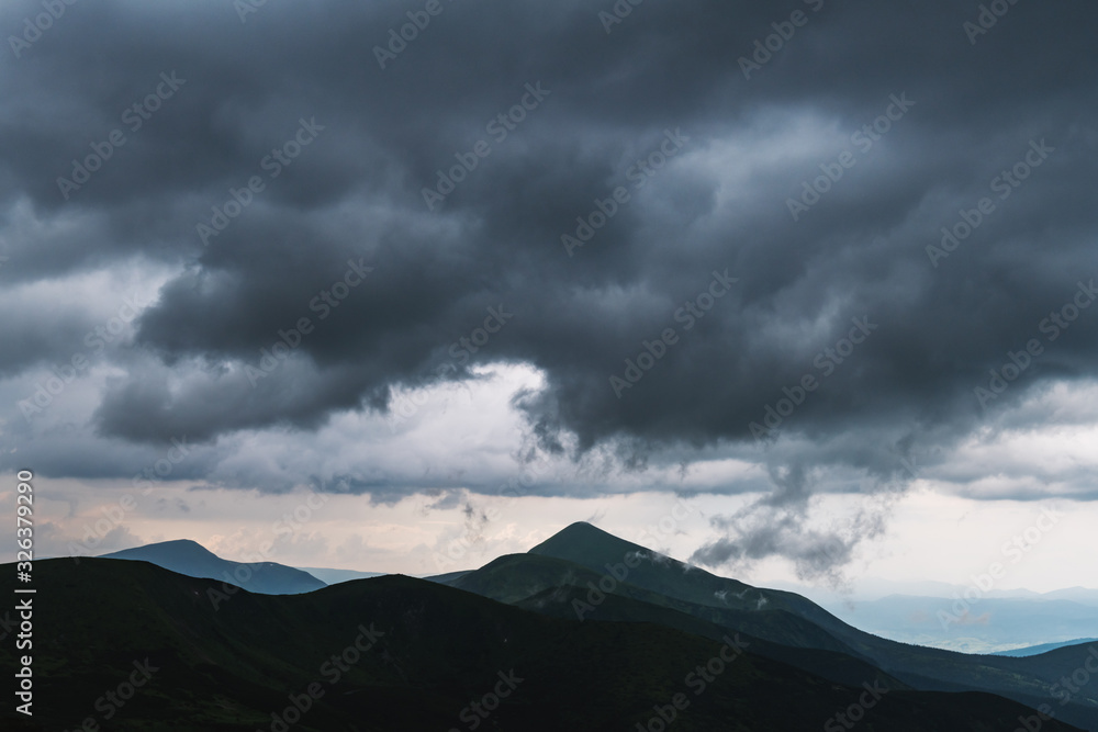 黄昏山脉中令人惊叹的流动雨云。喀尔巴阡山美丽的自然。风景照片