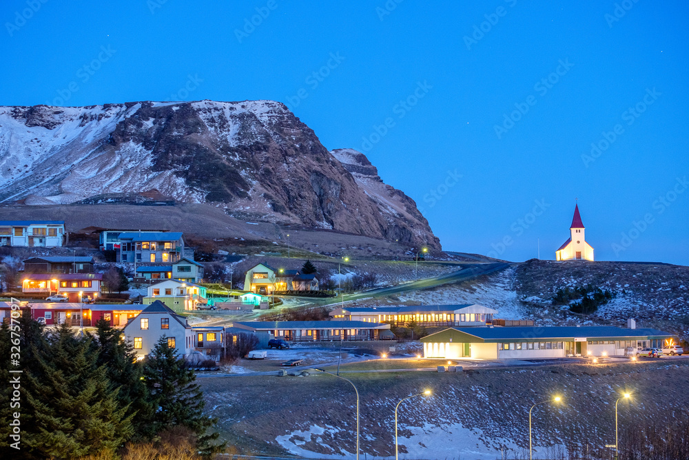 冰岛维克：山上有教堂的夜晚天际线