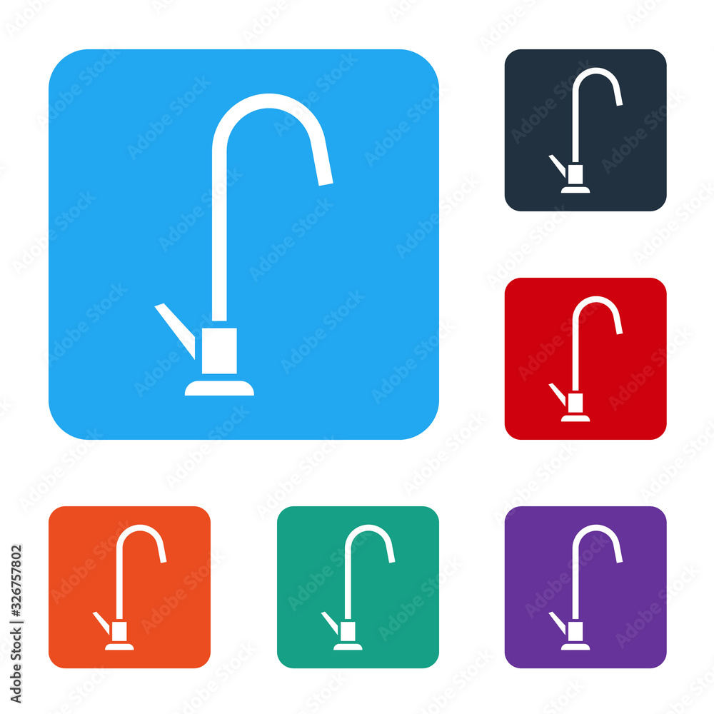 白色水龙头图标隔离在白色背景上。将图标设置为彩色方形按钮。矢量照明