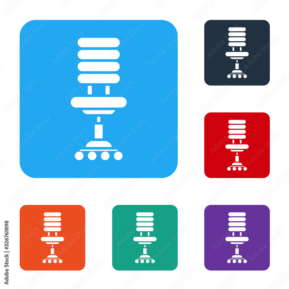 白色办公椅图标隔离在白色背景上。将图标设置为彩色方形按钮。矢量照明