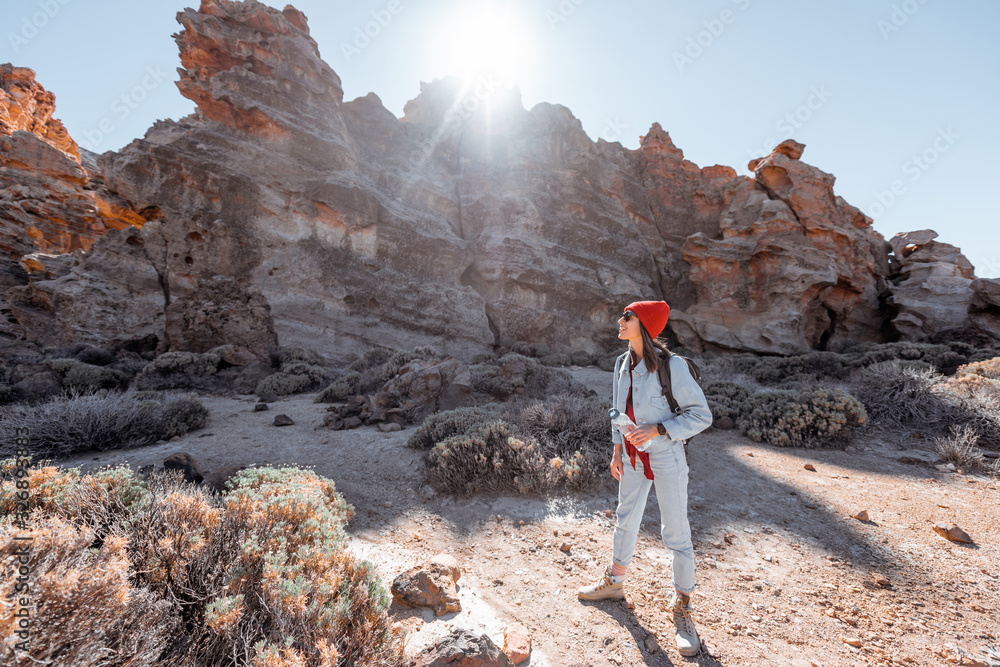 沙漠山谷上美丽的岩石景观，一位女士在特附近的自然公园旅行