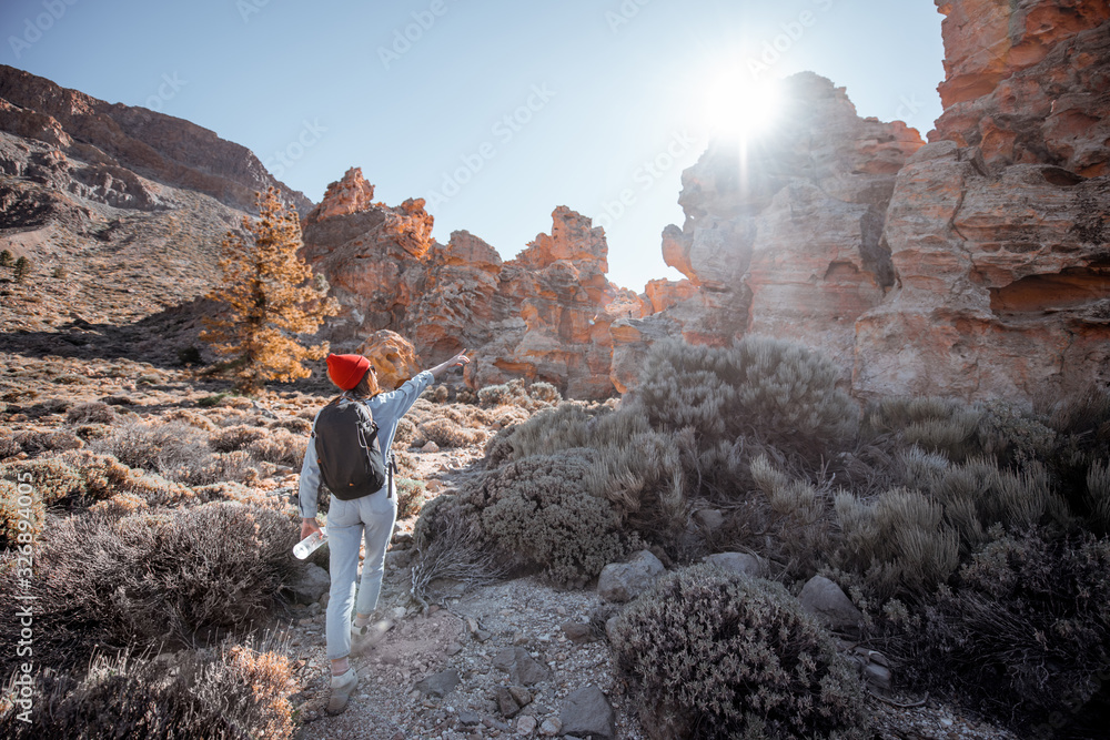 沙漠山谷上美丽的岩石景观，一位女士在特附近的自然公园旅行