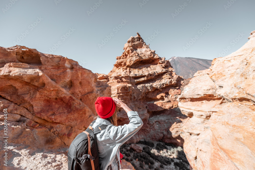 女性旅行者站在火山起源的巨石之间欣赏美丽的风景