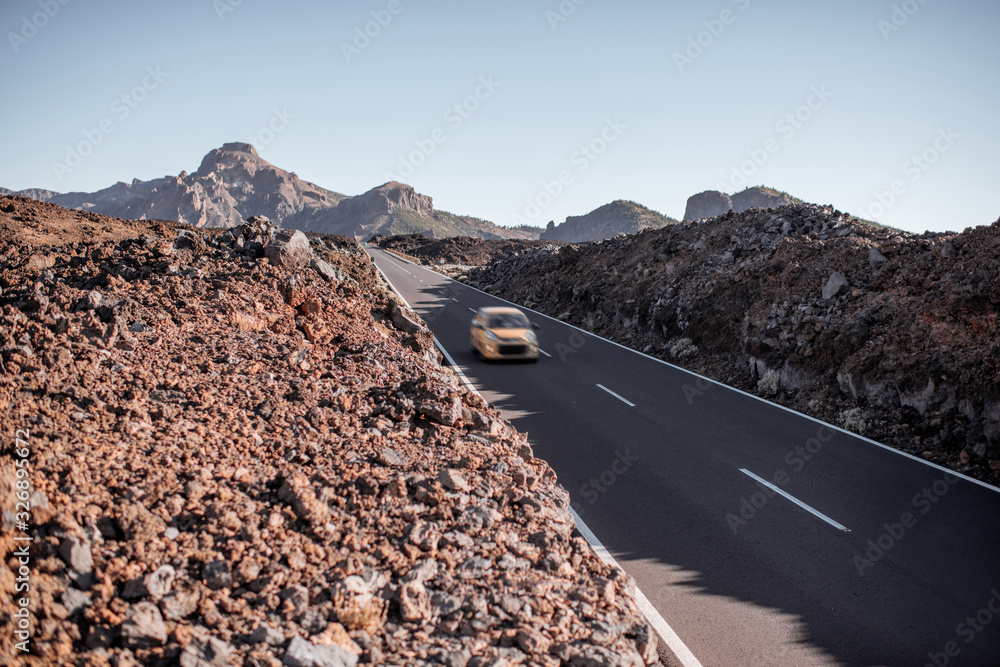 西班牙特内里费岛火山谷上有汽车的美丽笔直道路