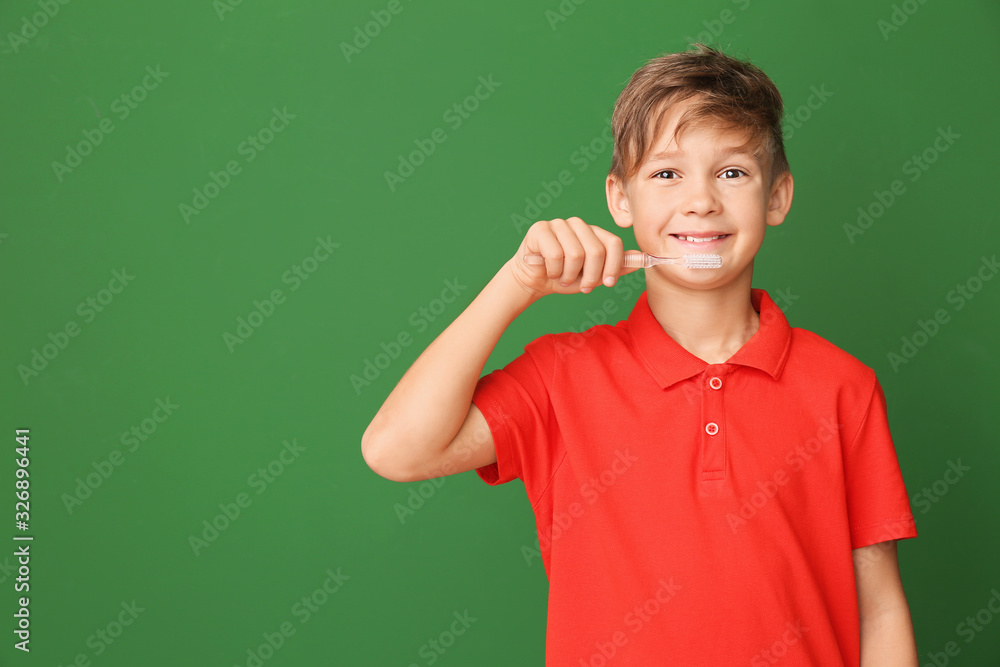 可爱的小男孩，背景颜色是牙刷