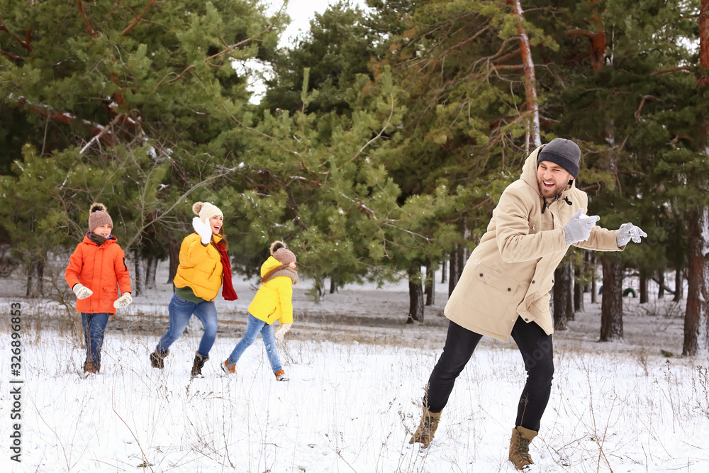 冬日快乐一家人在公园玩雪球