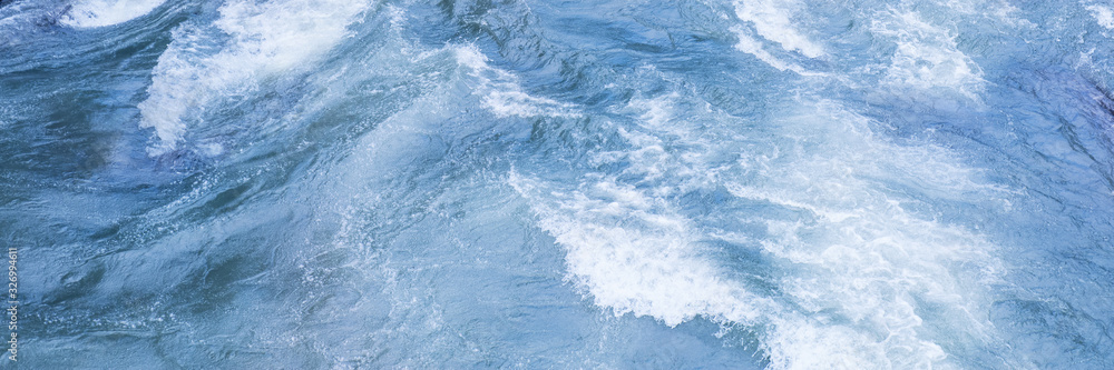 海浪的海水流动纹理和泡沫的飞溅