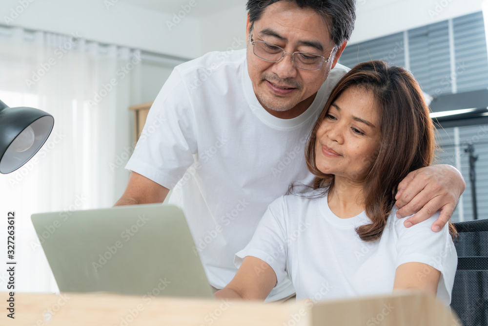 幸福的亚洲老年夫妇在家度过美好时光。老年人退休，健康的老年人