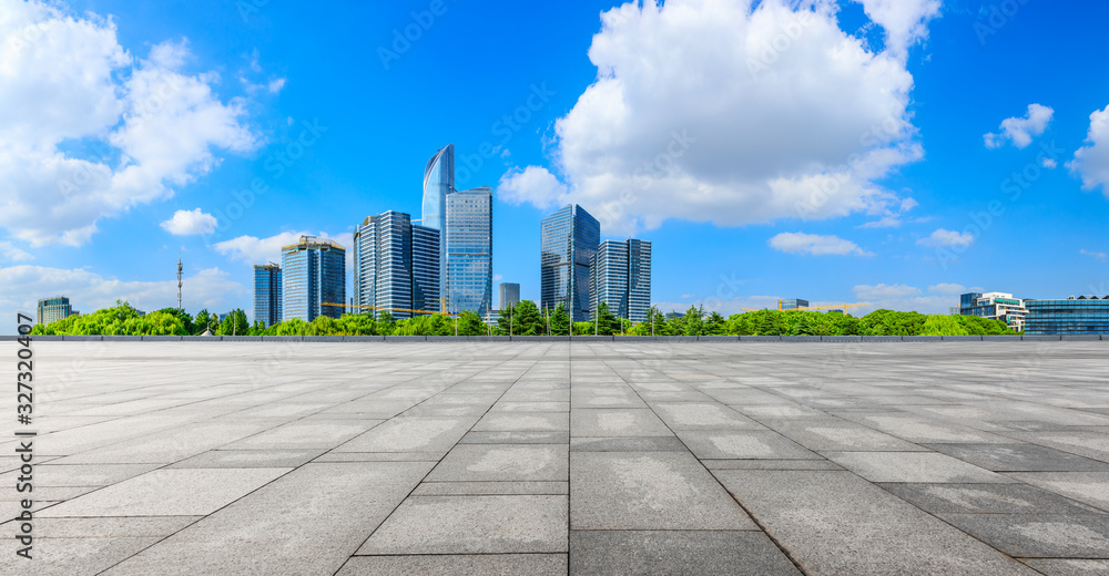 空荡荡的广场层和现代城市天际线，苏州的建筑，全景。