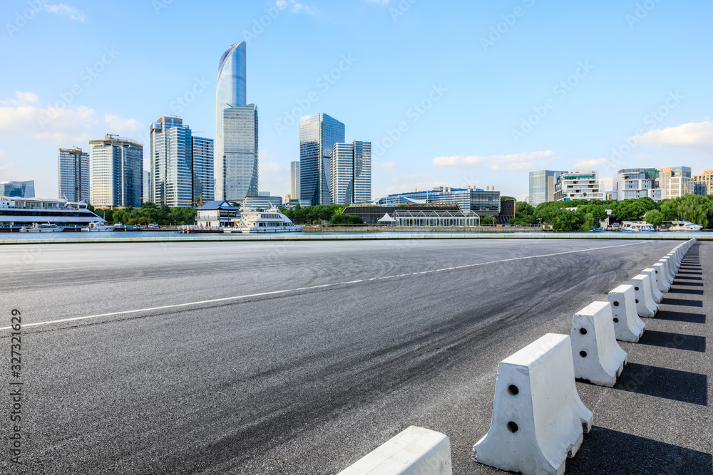 空旷的赛道和美丽的城市天际线，苏州的建筑。