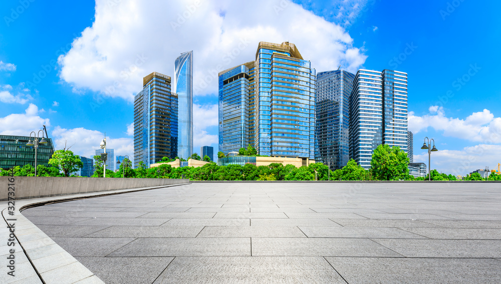 空荡荡的广场层和现代化的城市天际线，苏州的建筑，全景。