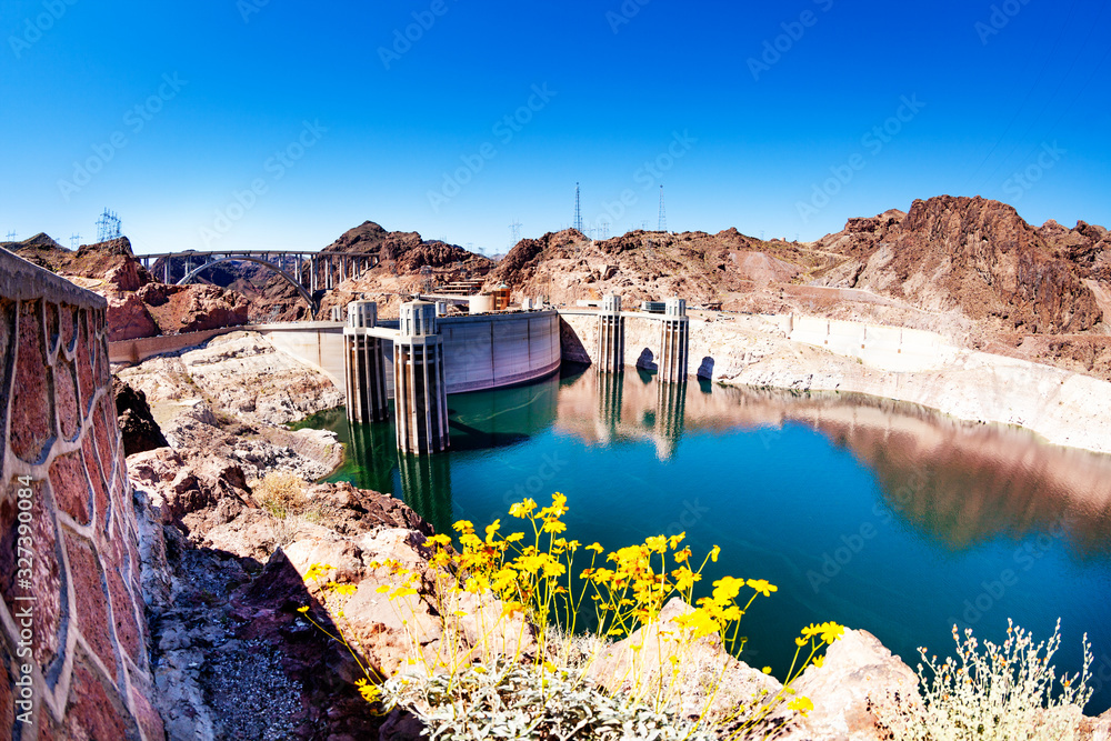 内华达州科罗拉多河黑峡谷混凝土胡佛大坝水库湖全景图