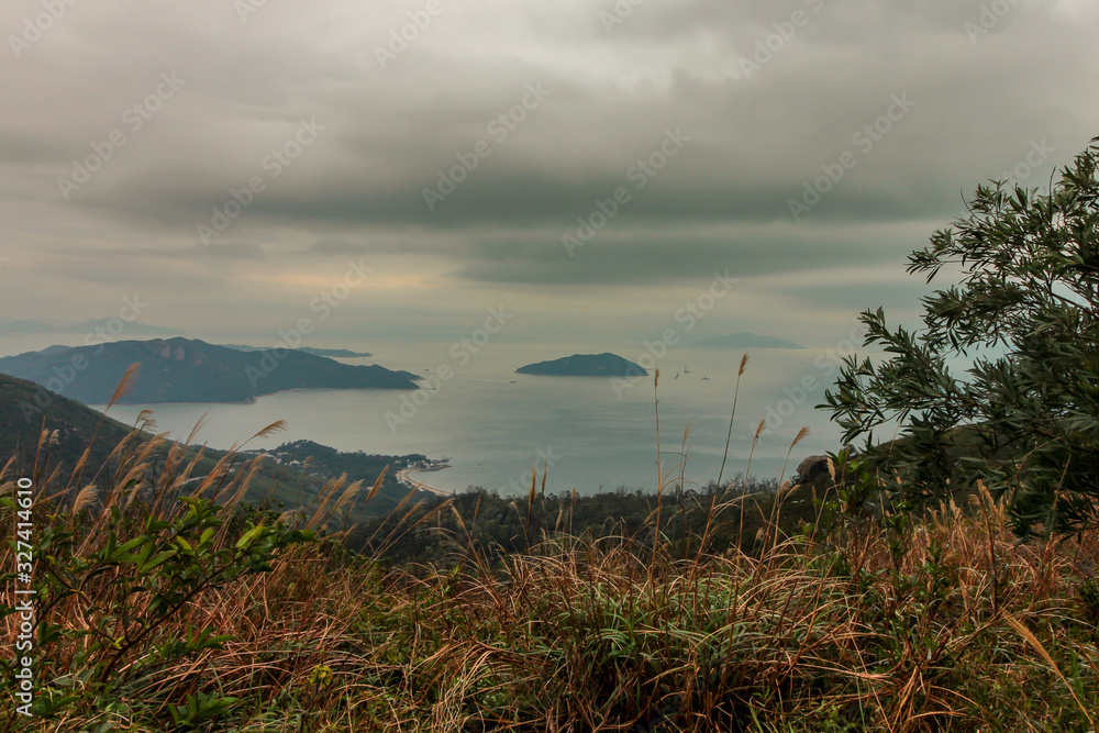 大屿山离香港不远，但通往大屿山峰的路很难走，尤其是我