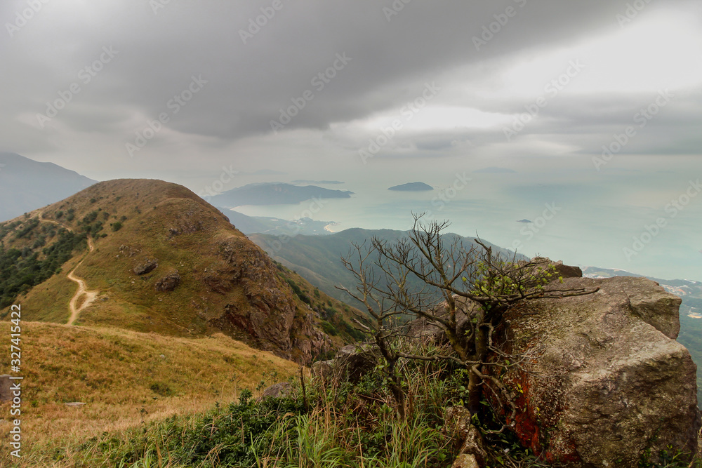 大屿山离香港不远，但通往大屿山峰的路很难走，尤其是我