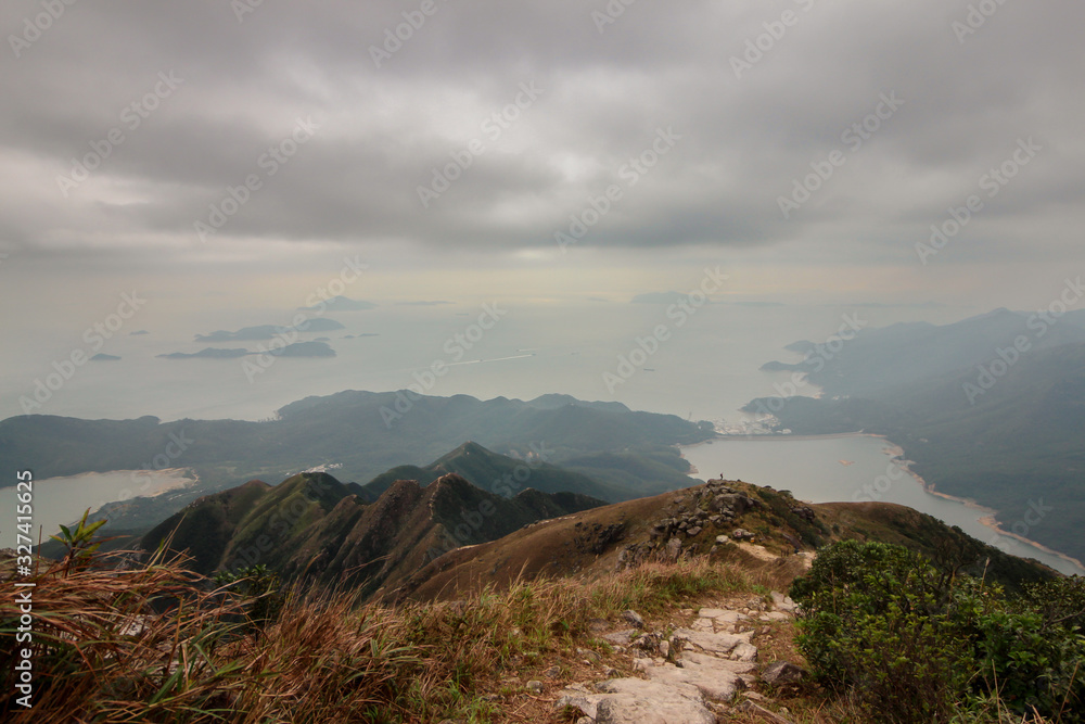 大屿山离香港不远，但去大屿山的路很难，尤其是我