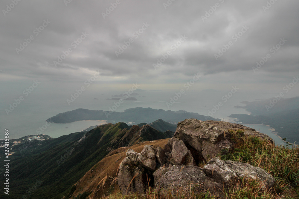 大屿山离香港不远，但通往大屿山峰的路很难走，尤其是我