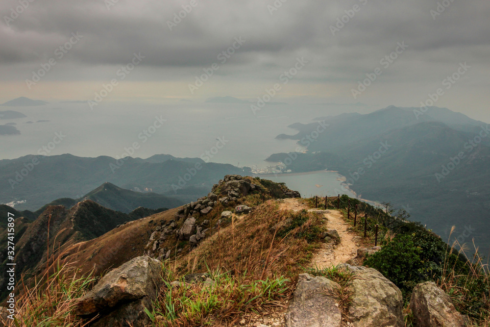 大屿山离香港不远，但去大屿山的路很难，尤其是我