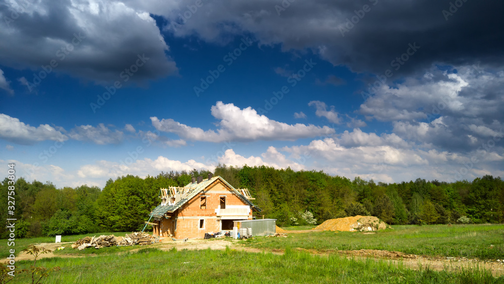 建筑工地上的在建房屋