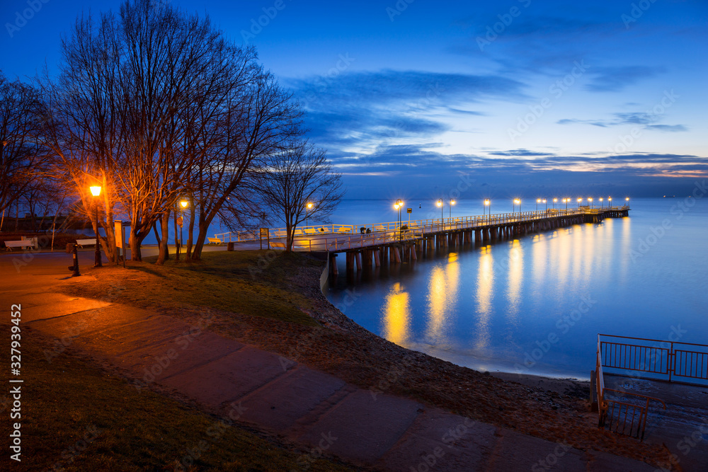 波兰Gdynia Orlowo日出时的木码头美景