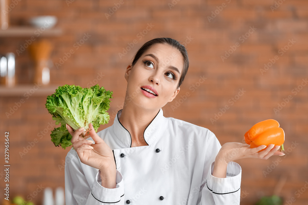 厨房里有蔬菜的漂亮女厨师