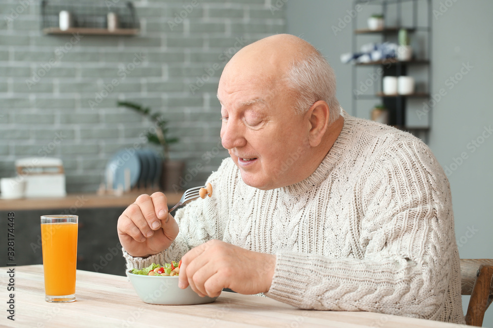 老人在家吃午饭的画像