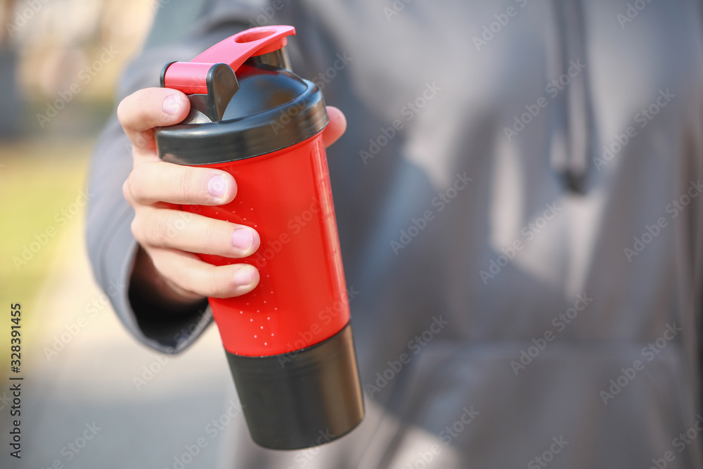 户外蛋白奶昔运动男，特写