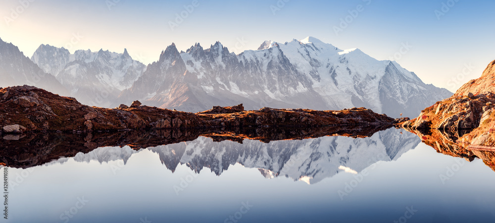 在法国阿尔卑斯山的切瑟里湖（Lac De Cheserys）上，可以看到令人难以置信的清澈的海水和天空倒影。