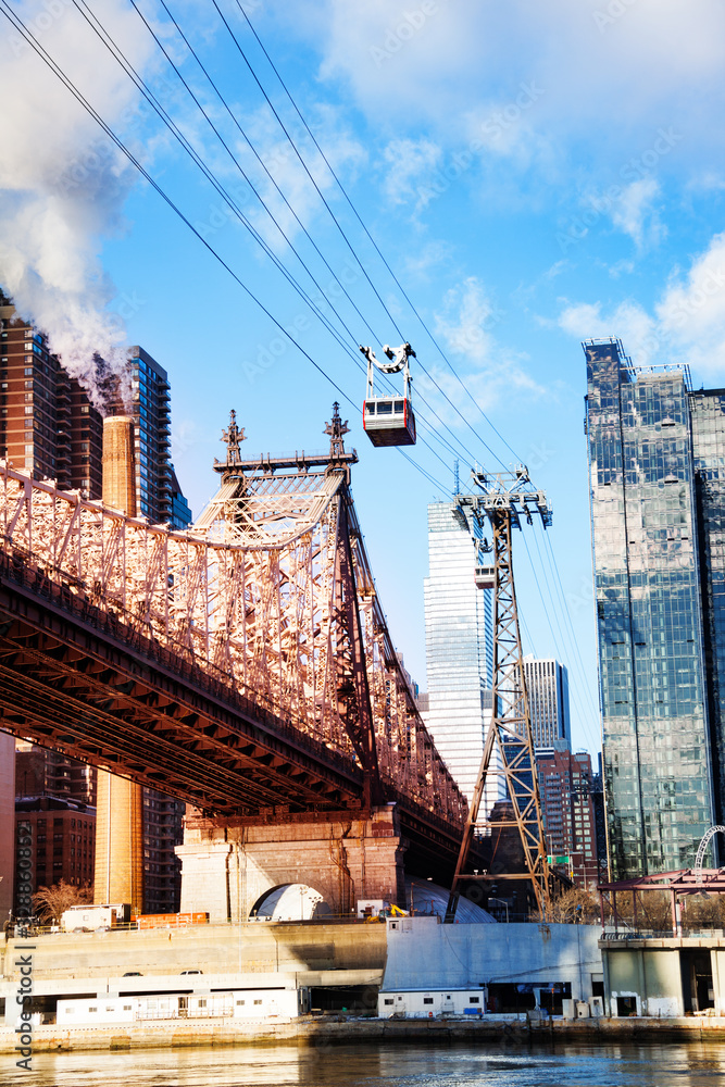 东里纽约建筑上方的Ed Koch Queensboro大桥和罗斯福岛有轨电车系统