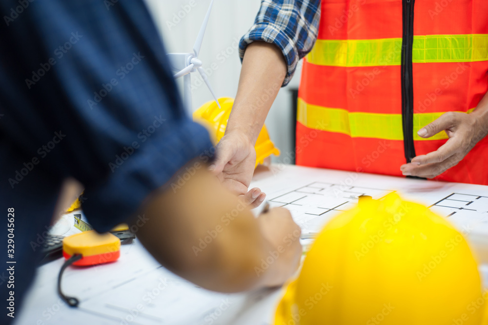 建筑师讨论建筑和室内项目规划。