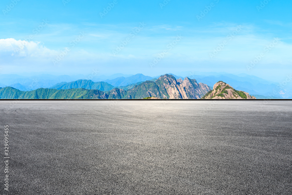 空旷的赛道道路和青山白云。