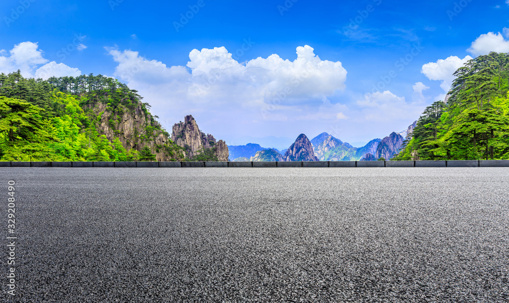 空旷的柏油路，青山白云，一览无余。