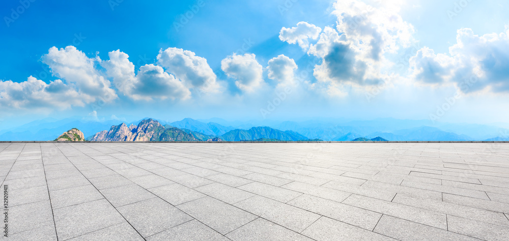 空荡荡的广场层和青山白云，一览无余。