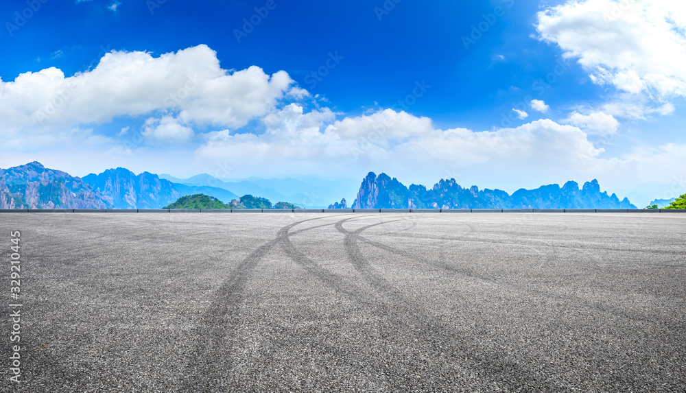 空旷的赛道道路，青山白云，一览无余。