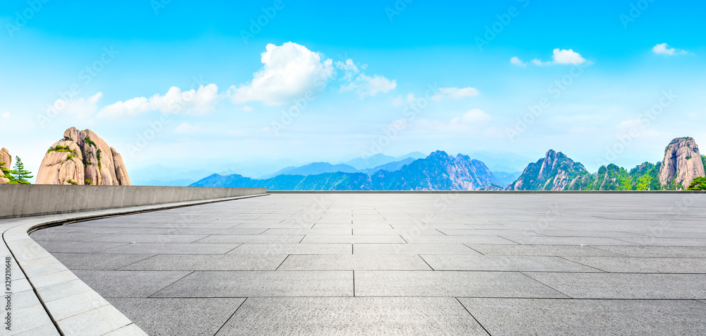 空荡荡的广场和青山，美丽的云朵，全景。