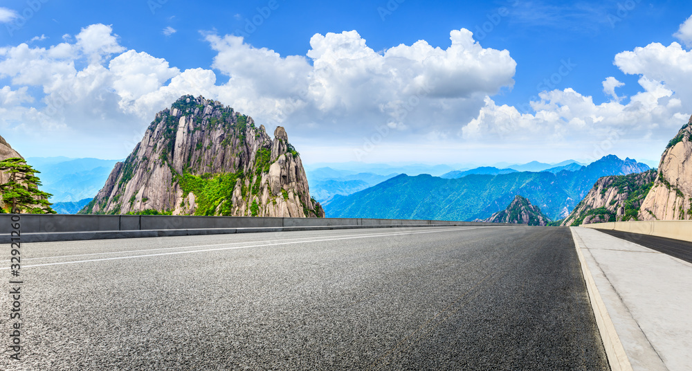 空旷的柏油路，青山白云，一览无余。