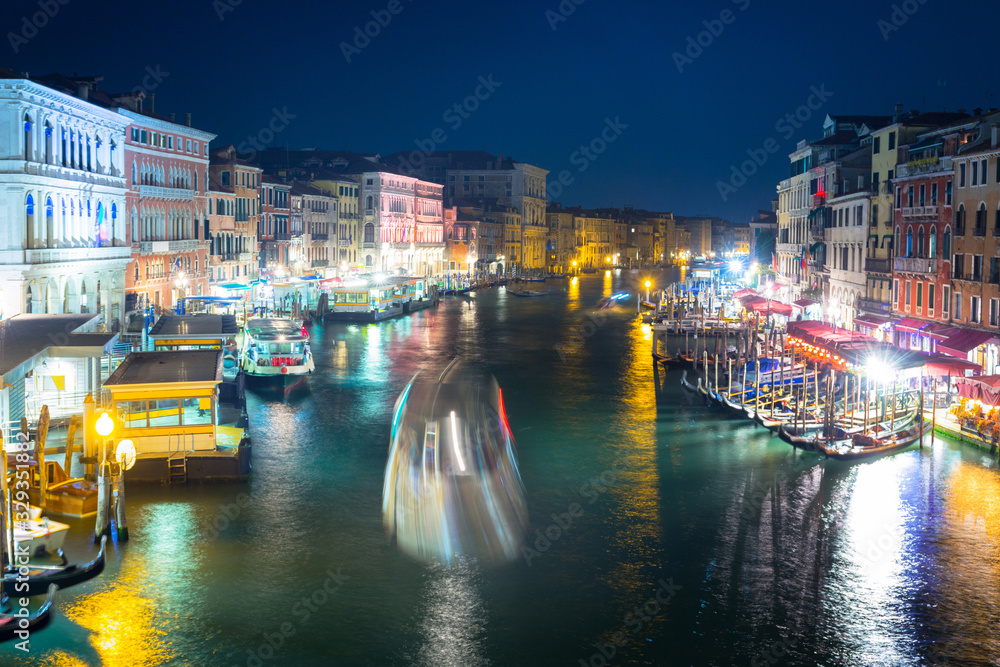 意大利威尼斯大运河夜晚的美景